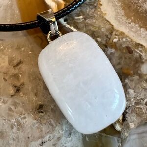 3173 Chic Moonstone Polished White Stone Pendant Necklace